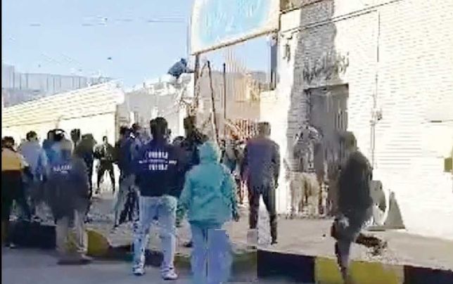 
تنش در تجمع اعتراضی مردم مقابل فرمانداری فسا