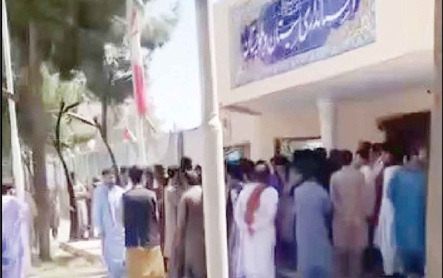 کارگران مرزنشین میرجاوه به بسته شدن گذرگاه مرزی اعتراض دارند