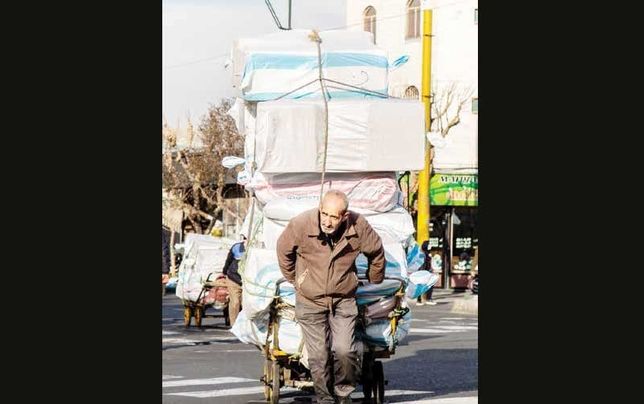 
چرخ زندگی کارگران باربر به سختی می‌چرخد