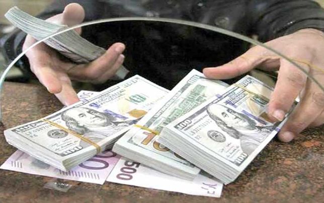 محدودیت صرافان قانونی، نوسانات دلار را تشدید کرده است