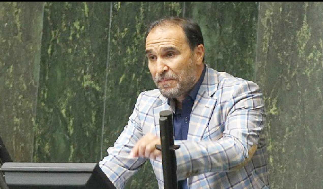 
کسی که به مذاکره فکر می‌کند، یا دیوانه است یا مهره دنیای استکبار