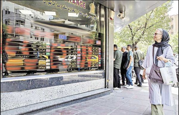 
قیمت دلار روی لبه تیغ سیاست خارجی ایران