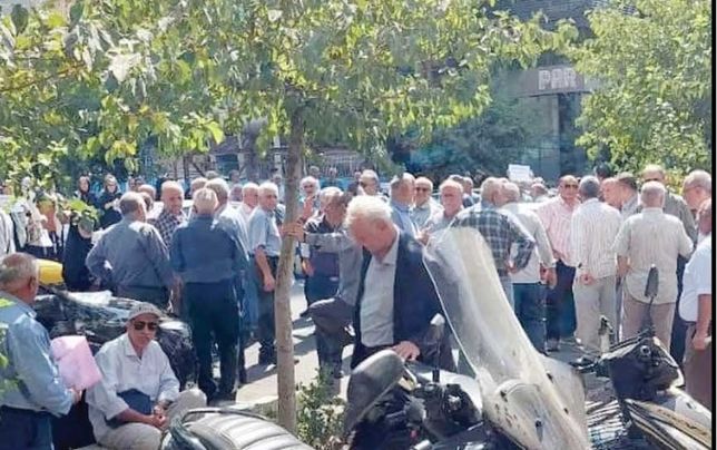 تجمع بازنشستگان فولاد 

علیه افزایش فرانشیز درمان