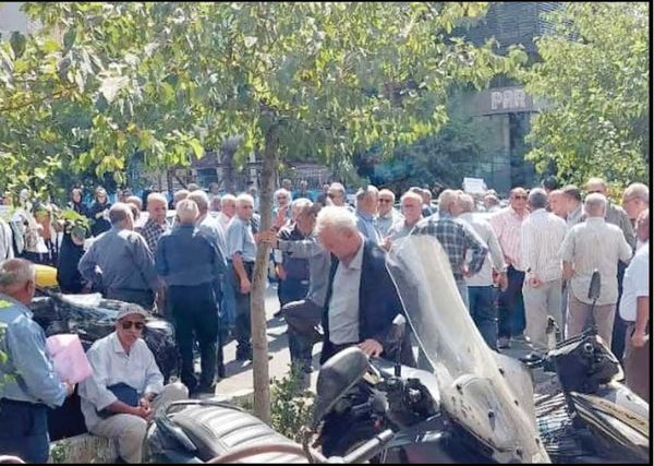 تجمع بازنشستگان فولاد 
علیه افزایش فرانشیز درمان