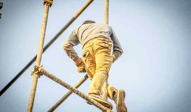 کارگرانی که با ۶۰ دلار درآمد ماهانه، زندگی میکنند