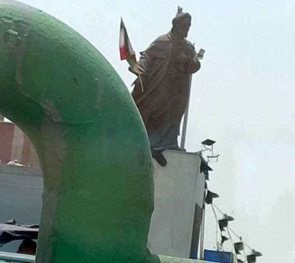 سعدیِ «پرچم به دست»؛ نماد غرور ملی است یا کجسلیقگی؟