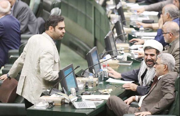 
نماینده مردم یا بلندگوی شایعه‌پراکنی؟