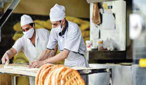 
کارگران خبره از واحدهای نانوایی خارج می‌شوند