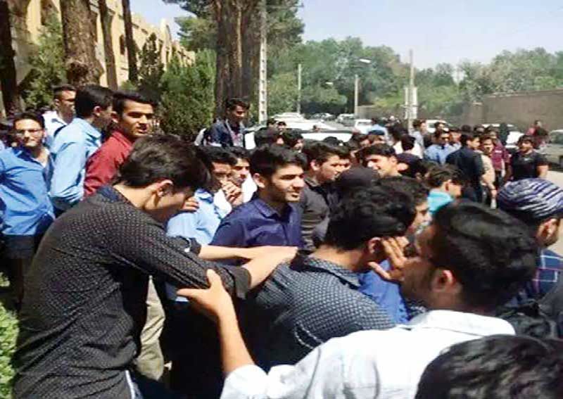 ناامیدی و خشم، بچه‌ها را به خیابان کشاند