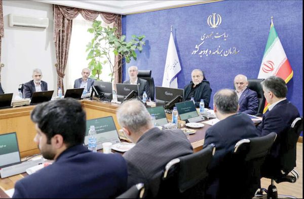 انتقاد رئیسجمهور از پرداخت بیضابطه ردیفهای دستمزدی به مدیران ناکارآمد