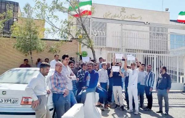 نانوایان مقابل استانداری
خراسان جنوبی تجمع کردند