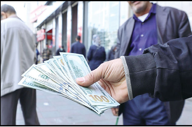 
دولت حقوق و عیدی را تامین کرد و قیمت دلار را پایین آورد!