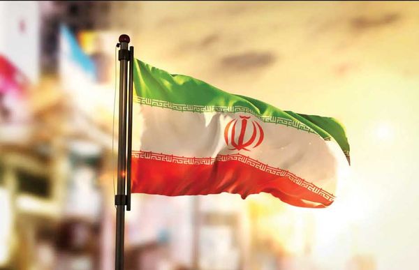 فارغ از اختلاف دیدگاههای خود با حکومت، با تمام قدرت از کشورمان دفاع میکنیم