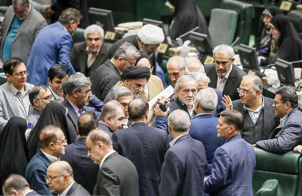 دلار؛ ترجمان سیاست‌ورزی معلق