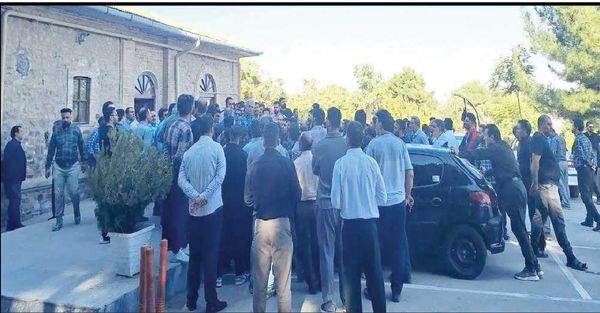 تجمع راننده‌های استیجاری مقابل شهرداری کرمانشاه